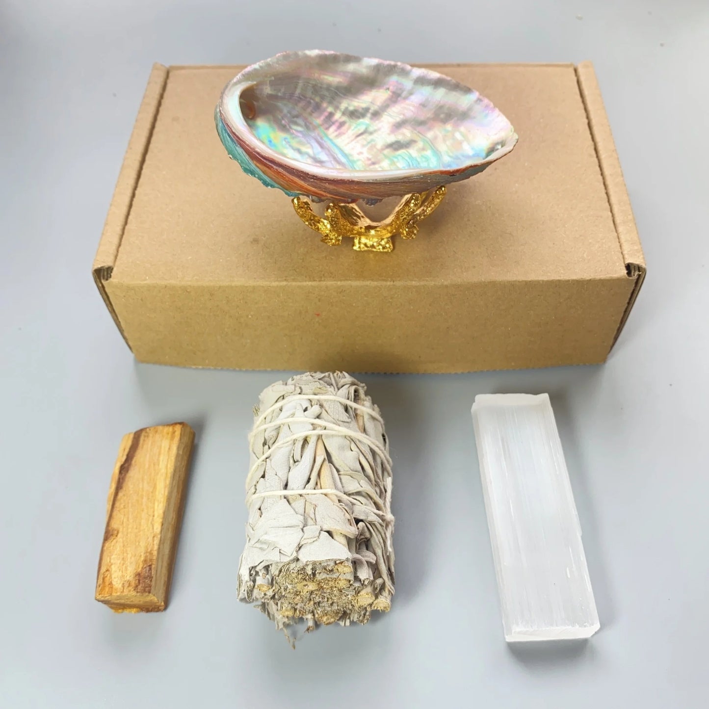 Image de kit de purification maison — sélénite 6,5 cm + sauge blanche 5 cm + bois sacré + coquille d’ormeau + support doré - kit fumigation