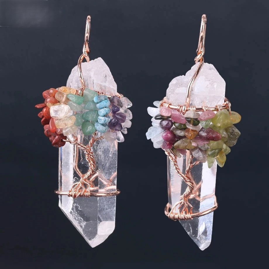 Image de pendentif arbre de vie en cristal de roche naturel — fait main avec fil plaqué or rose et pierres chakra - bijou chakra lithothérapie