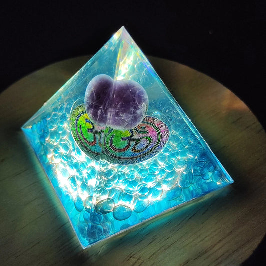Image de pyramide d’orgone énergie — pierres naturelles avec option socle lumineux pour guérison, reiki, chakra et décoration feng shui - cadeau spirituel feng shui